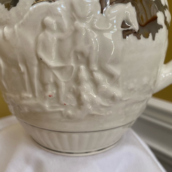 Vintage Wedgewood pitcher, white with silver, fox hunting scene with dog handle, - Picture 9 of 13